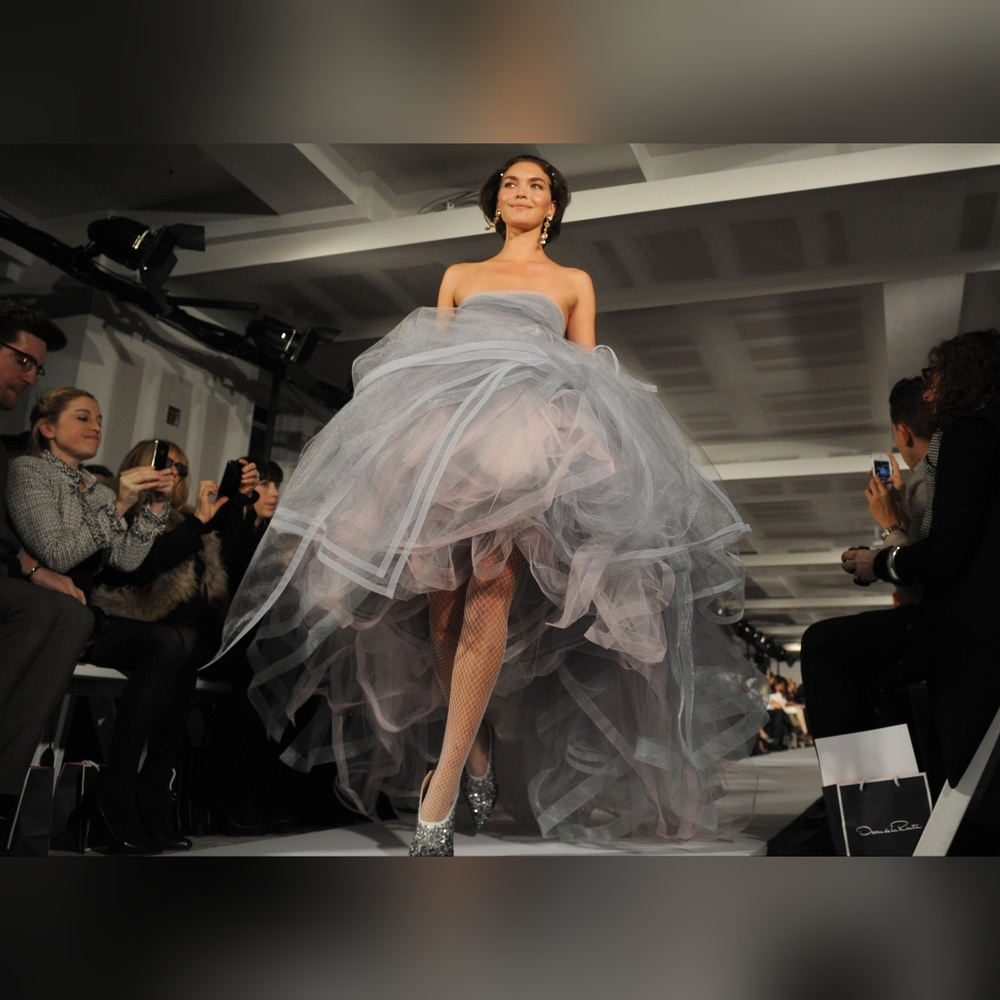 □$12,990 OSCAR DE LA RENTA CLOUD BLUE TULLE RUNWAY GOWN US 2 S - Picture 12 of 16